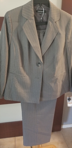 NWT. LeSuit Grey Pinstripe Pantsuit - Picture 1 of 5